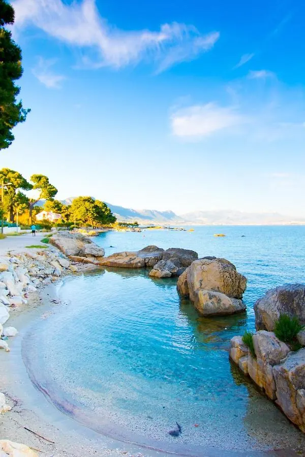 4 * Apartment Sunset Close To The Sea Kastela